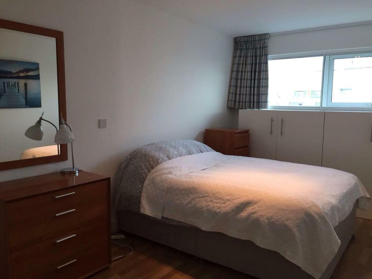 1 Bedroom In Chelsea Bridge Wharf London Bagian luar foto